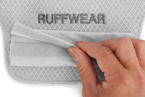 El panel Ruffwear Core Cooler™ aporta al perro un enfriamiento refrigeración por evaporación del agua. toma 2