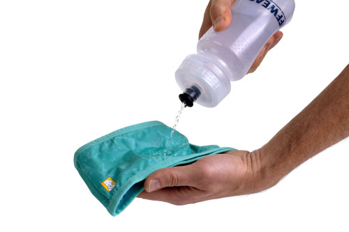 collar polaina Ruffwear Swamp Cooler™ Salmón aporta al perro un enfriamiento por evaporación del agua toma 5