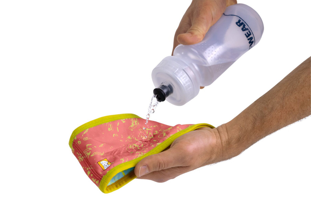 collar polaina Ruffwear Swamp Cooler™ Salmón aporta al perro un enfriamiento por evaporación del agua toma 11
