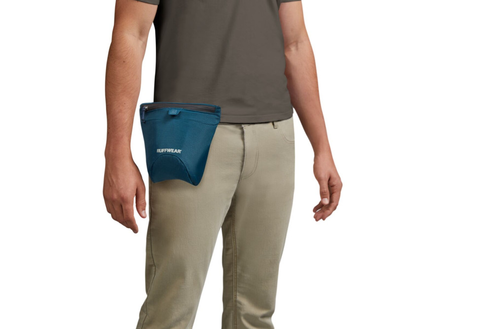 bolsa para perros Pack Out Bag de Ruffwear para llevar las bolsas y cacas de los perros. Impermeable y  en dos tamaños toma 8
