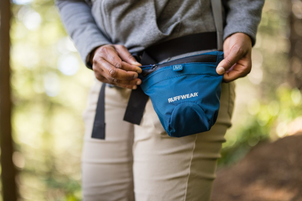 bolsa para perros Pack Out Bag de Ruffwear para llevar las bolsas y cacas de los perros. Impermeable y  en dos tamaños toma 9