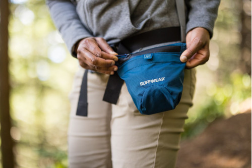 bolsa para perros Pack Out Bag de Ruffwear para llevar las bolsas y cacas de los perros. Impermeable y  en dos tamaños toma 9