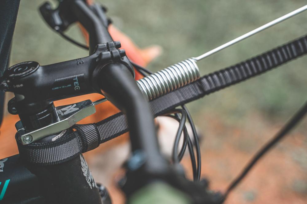 Soporte acoplador BIKE ANTENNA Non-Stop para bicicleta y patinete. Para que correa no se enrede en la rueda. Bikejoring. toma 5