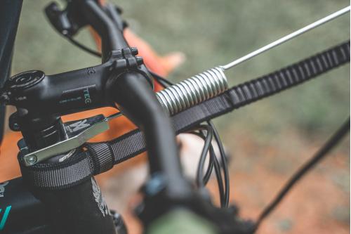 Soporte acoplador BIKE ANTENNA Non-Stop para bicicleta y patinete. Para que correa no se enrede en la rueda. Bikejoring. toma 5