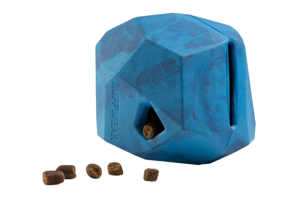El juguete para perros Gnawt-a-Rock™ Ruffwear diseño versátil permite muchos tipos de actividades premios y golosinas. toma 4