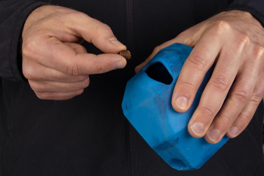 El juguete para perros Gnawt-a-Rock™ Ruffwear diseño versátil permite muchos tipos de actividades premios y golosinas. toma 6