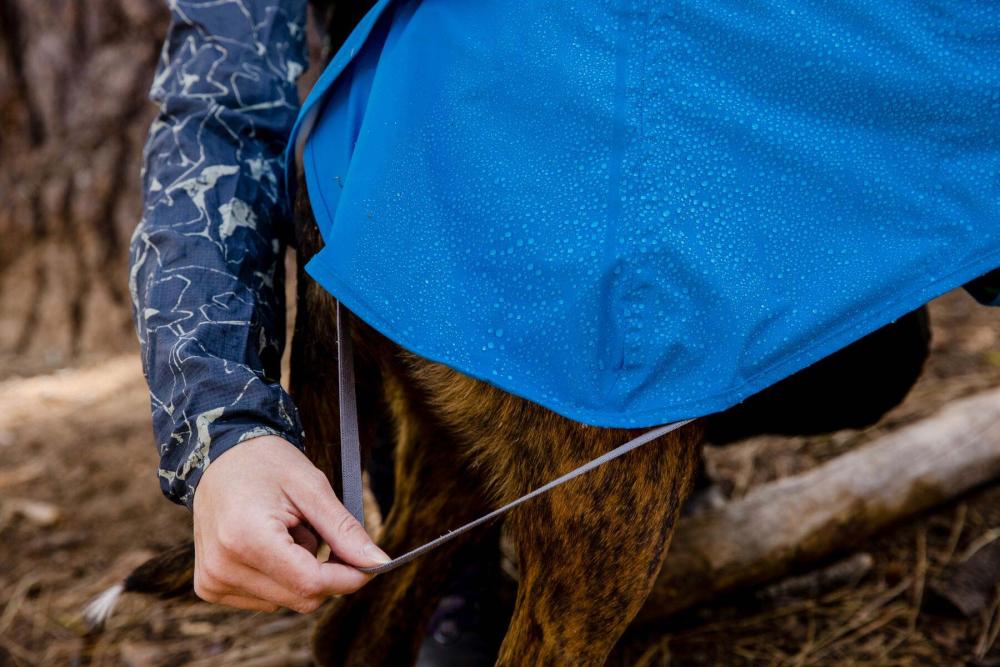cubasquero para perros Ruffwear SUN SHOWER™ Azul claro . Ultra protección a la lluvia incluso más intensa 19