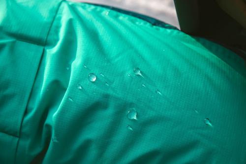 abrigo para perros Ruffwear VERT™  Naranja. Ultra caliente y de alta cubrición. Ideal para frío intenso, nieve... toma 13