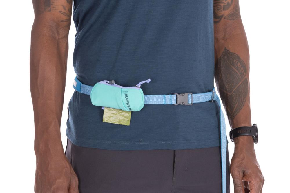 La bolsa para perros Stash Bag Mini™ de Ruffwear es ideal para acoplar en la correa y llevar premios toma 11