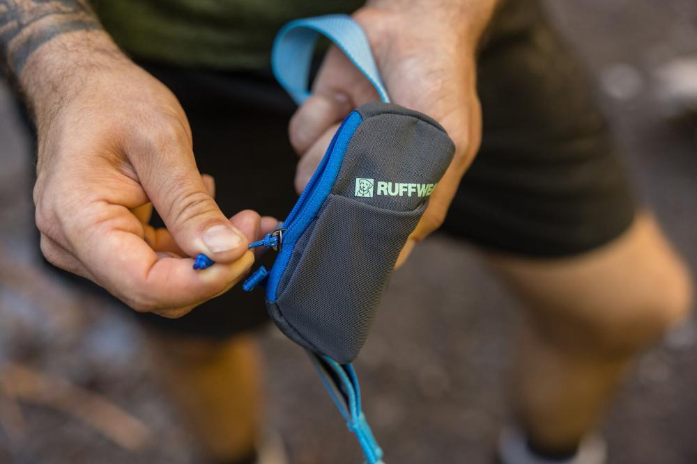La bolsa para perros Stash Bag Mini™ de Ruffwear es ideal para acoplar en la correa y llevar premios toma 13