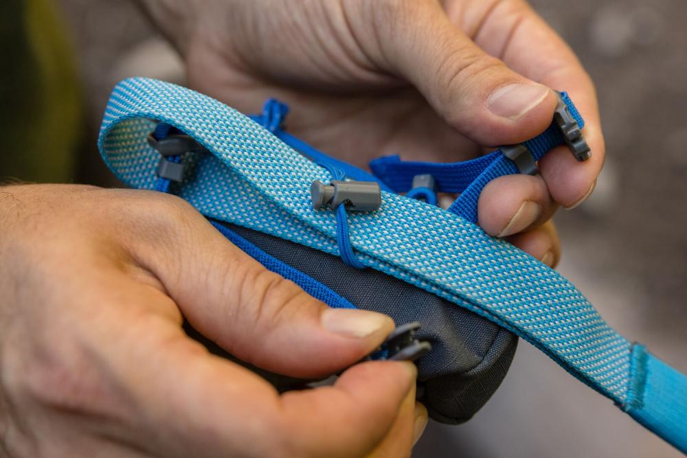 La bolsa para perros Stash Bag Mini™ de Ruffwear es ideal para acoplar en la correa y llevar premios toma 16