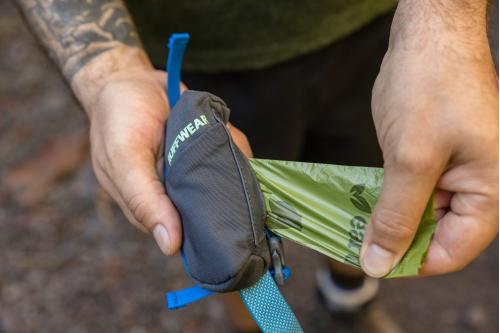 La bolsa para perros Stash Bag Mini™ de Ruffwear es ideal para acoplar en la correa y llevar premios toma 15