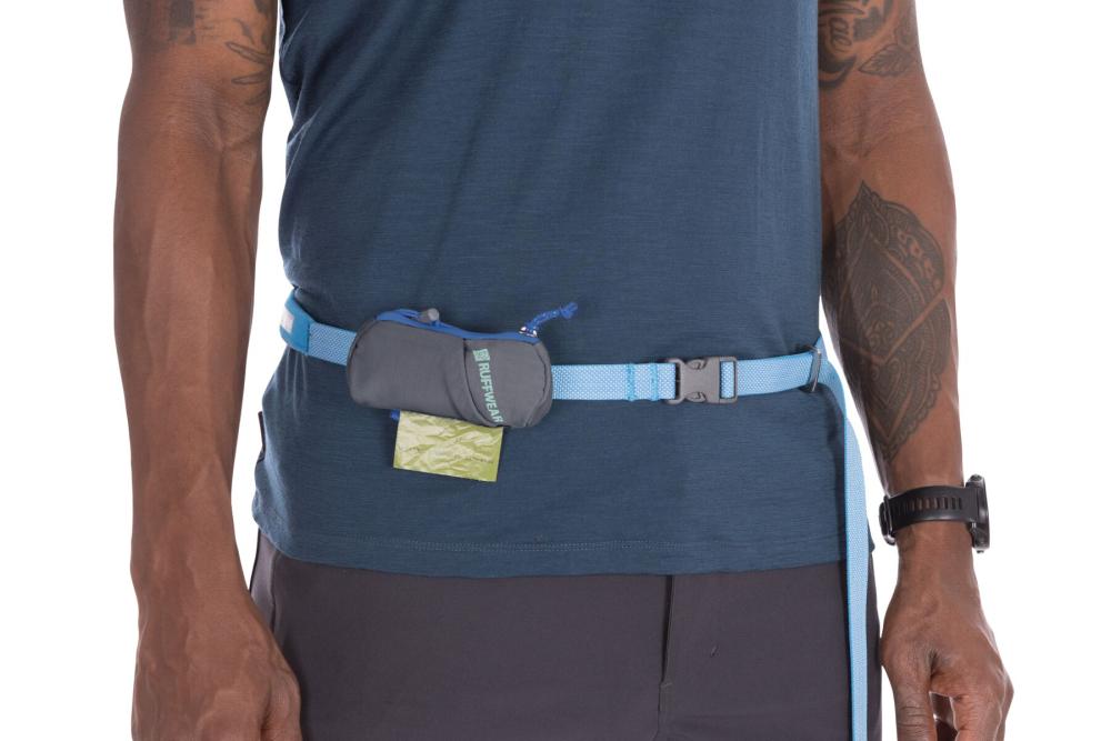 La bolsa para perros Stash Bag Mini™ de Ruffwear es ideal para acoplar en la correa y llevar premios toma 12