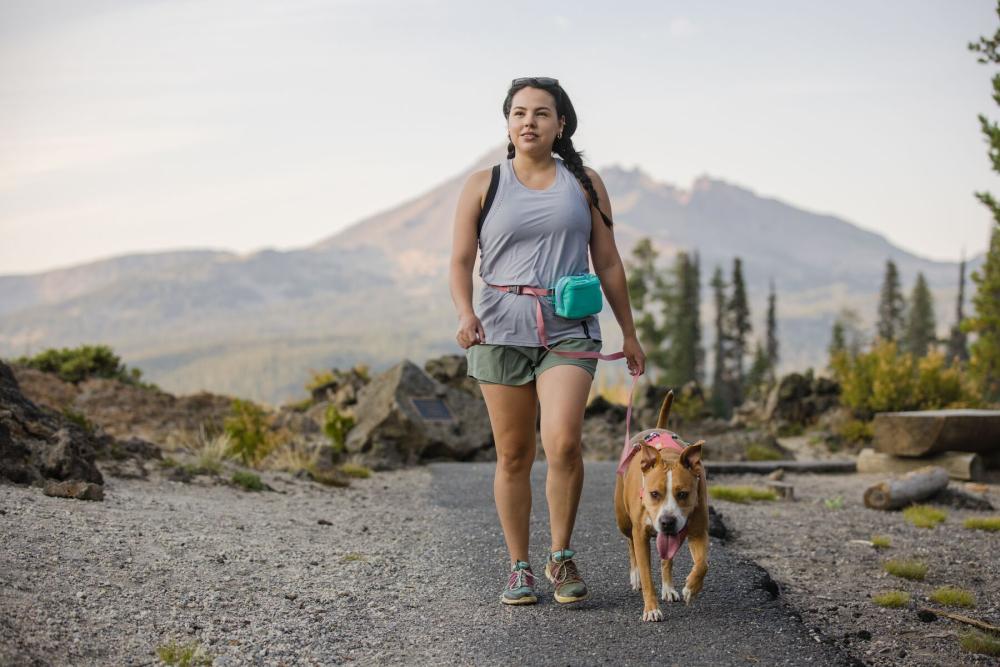 La bolsa para perros Stash Bag Plus™ de Ruffwear es ideal para acoplar en la correa y llevar premios toma 16