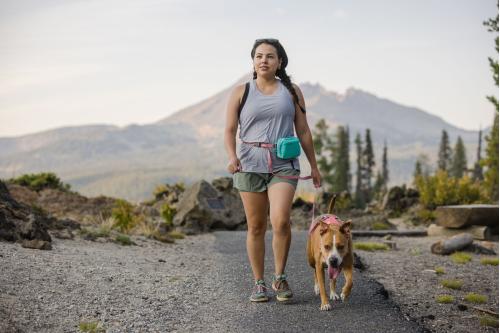 La bolsa para perros Stash Bag Plus™ de Ruffwear es ideal para acoplar en la correa y llevar premios toma 16