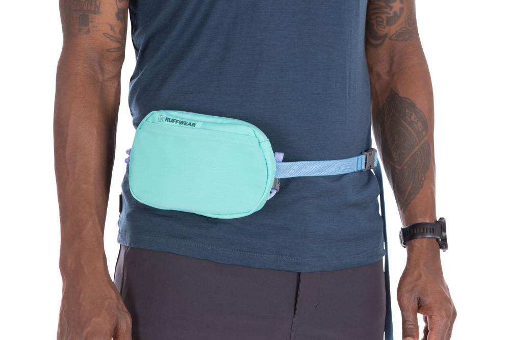 La bolsa para perros Stash Bag Plus™ de Ruffwear es ideal para acoplar en la correa y llevar premios toma 11