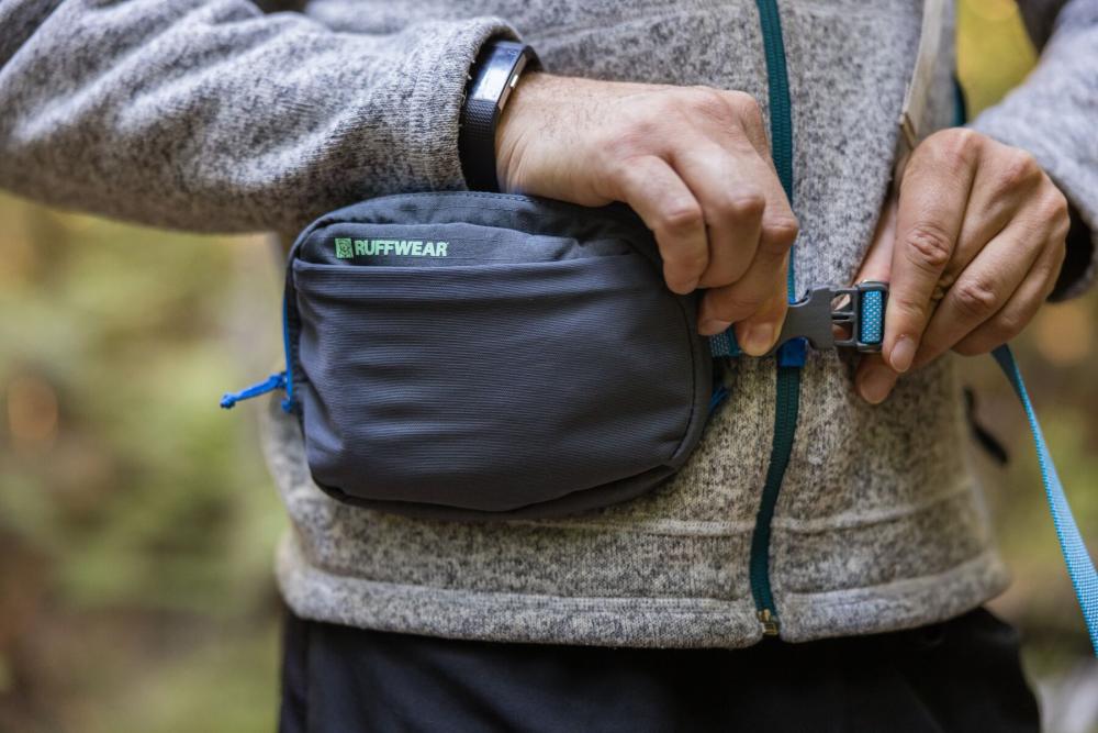 La bolsa para perros Stash Bag Plus™ de Ruffwear es ideal para acoplar en la correa y llevar premios toma 13