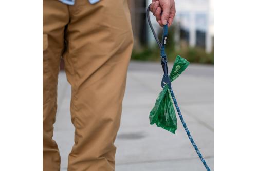 Soporte llavera para bolsitas de cacas y excrementos perros Dog Copenhagen Flexy. Con perro 1