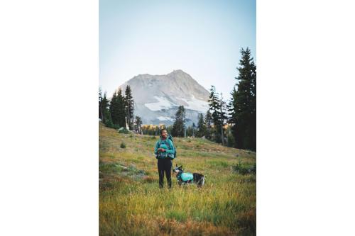 mochila alforja para perros Ruffwear Front Range™ color gris - ejemplo con perro 15