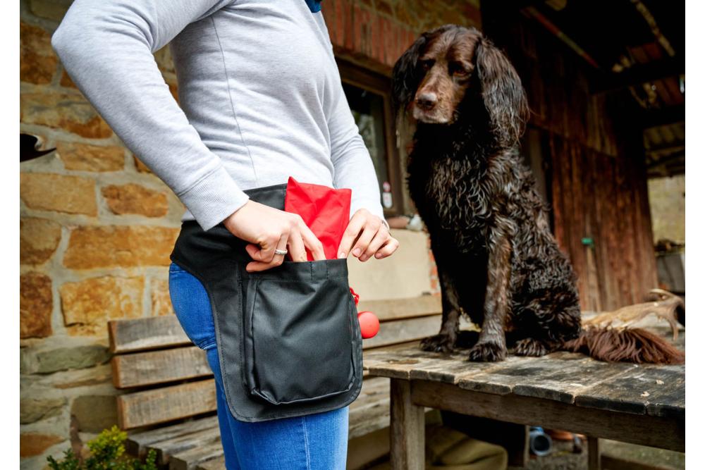Owney Bendee Pouch+  práctica y funcional para llevar premios chuches en paseos o entrenos. ejemplo 2