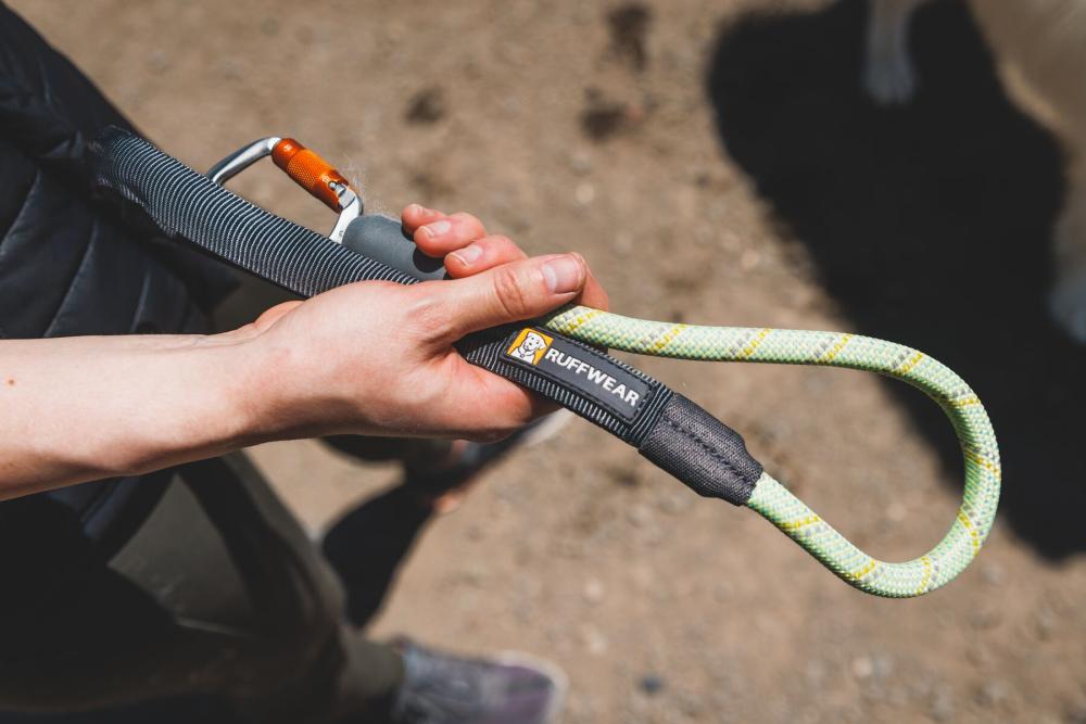 Ruffwear, resistente cuerda y mosquetón de duraluminio con cierre de seguridad, ejemplo 1