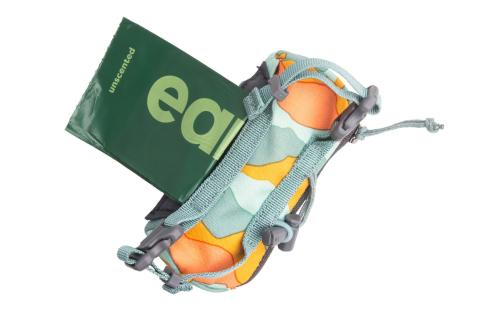 La bolsa para perros Stash Bag Mini™ de Ruffwear es ideal para acoplar en la correa y llevar premios mountains 3