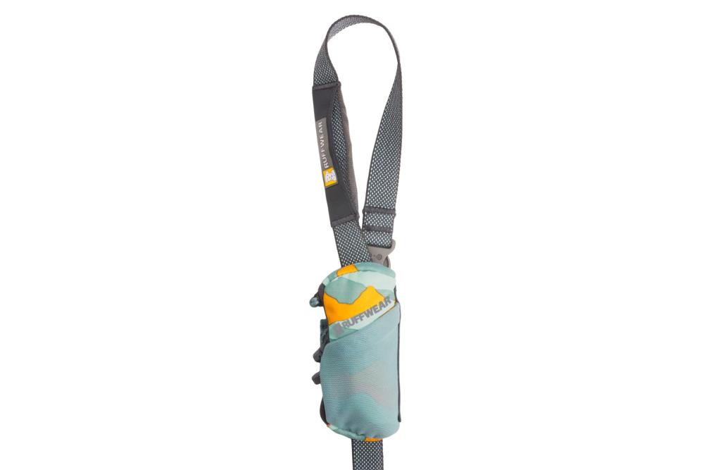 La bolsa para perros Stash Bag Mini™ de Ruffwear es ideal para acoplar en la correa y llevar premios mountains 6