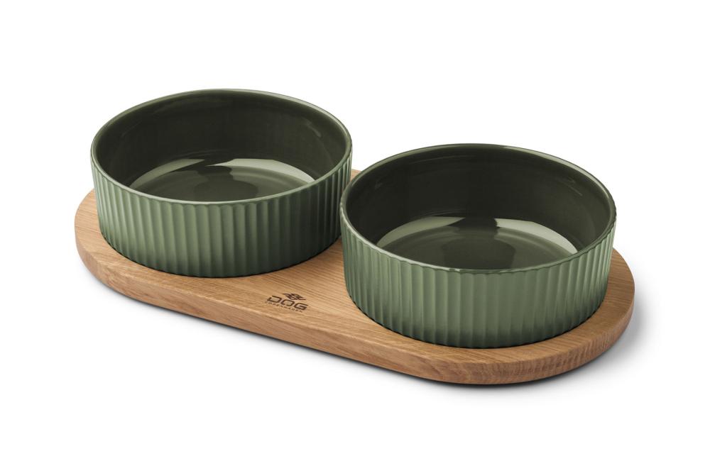 Comedero doble para perros Kronborg de DOG Copenhagen. Cerámica porcelana verde  y madera 1