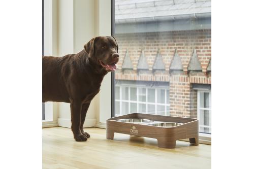 Comedero doble para perros Skagen de DOG Copenhagen. Con perro 6