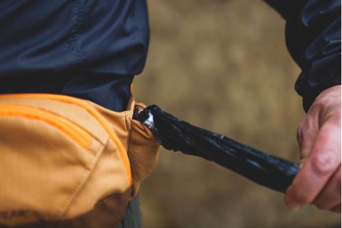 Riñonera para perros Home Trail™ de Ruffwear práctica para llevar accesorios, premios. Ejemplo 4