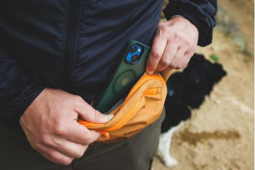 Riñonera para perros Home Trail™ de Ruffwear práctica para llevar accesorios, premios. Ejemplo 5