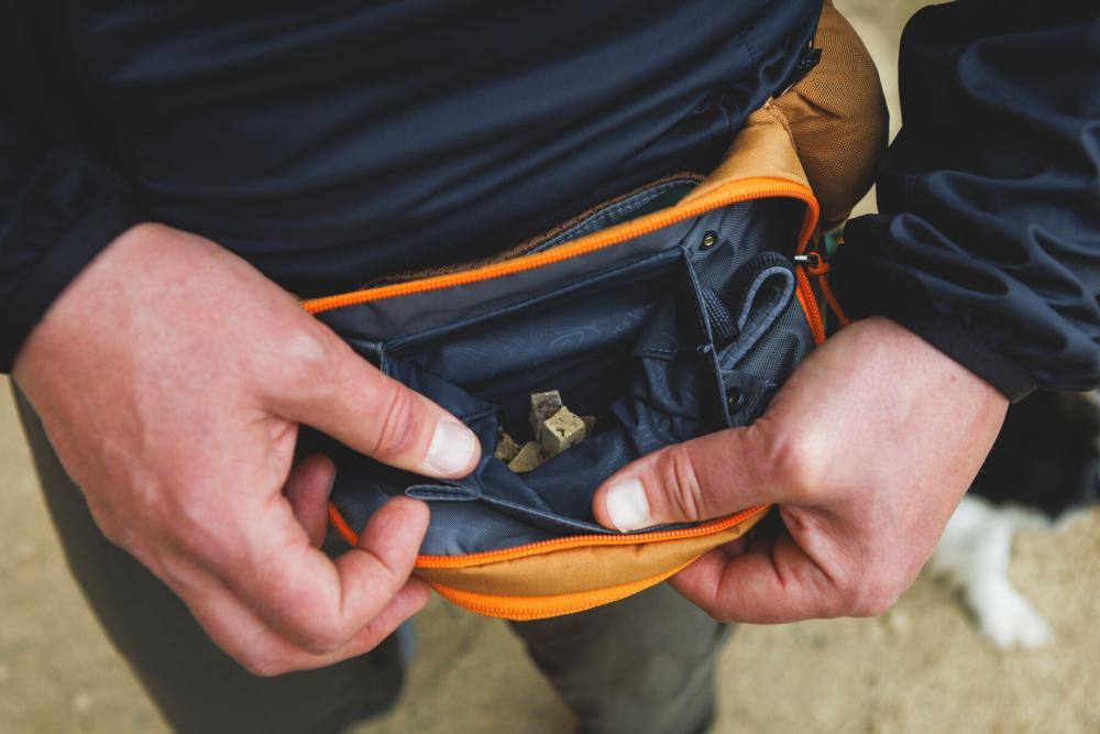 Riñonera para perros Home Trail™ de Ruffwear práctica para llevar accesorios, premios. Ejemplo 7