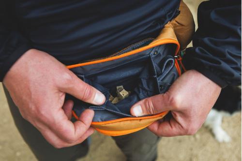 Riñonera para perros Home Trail™ de Ruffwear práctica para llevar accesorios, premios. Ejemplo 7
