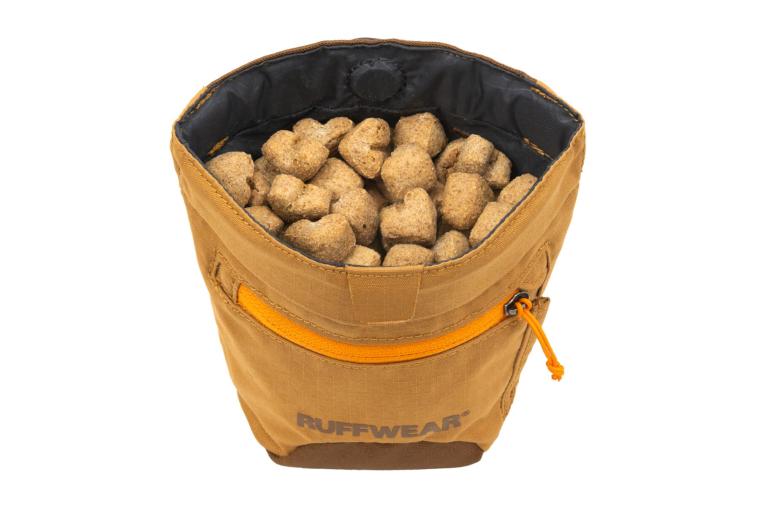 Bolsa de premios para perros Treat Trader™ Ruffwear, práctica y funcional para llevar premios chuches. Marrón 1 2