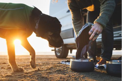 Contenedor portáil para pienso de perros Kibble Kaddie™ de Ruffwear. Ejemplo 1