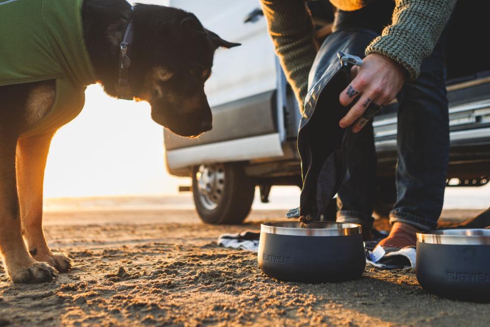 Contenedor portáil para pienso de perros Kibble Kaddie™ de Ruffwear. Ejemplo 2