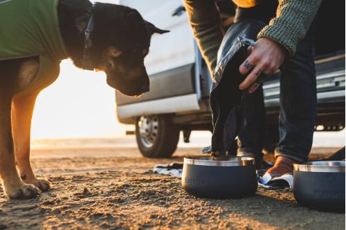 Contenedor portáil para pienso de perros Kibble Kaddie™ de Ruffwear. Ejemplo 2