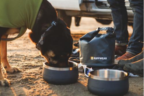 Contenedor portáil para pienso de perros Kibble Kaddie™ de Ruffwear. Ejemplo 3