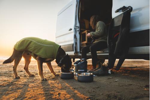 Contenedor portáil para pienso de perros Kibble Kaddie™ de Ruffwear. Ejemplo 4