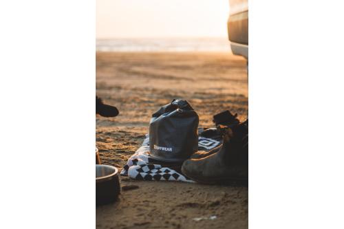 Contenedor portáil para pienso de perros Kibble Kaddie™ de Ruffwear. Ejemplo 5