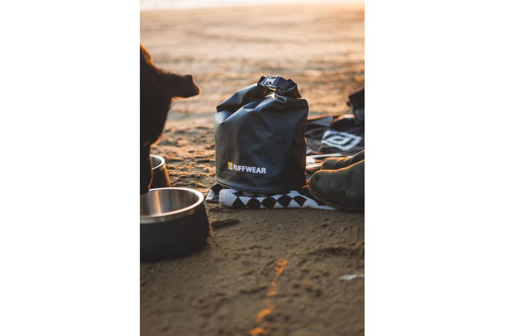 Contenedor portáil para pienso de perros Kibble Kaddie™ de Ruffwear. Ejemplo 6