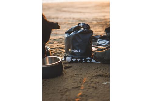 Contenedor portáil para pienso de perros Kibble Kaddie™ de Ruffwear. Ejemplo 6