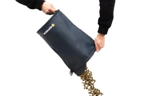 Contenedor portáil para pienso de perros Kibble Kaddie™ de Ruffwear. Gris 4