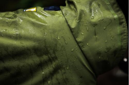 Chubasquero para perros Ruffwear SUN SHOWER™ COVERALL Amarillo. Imagen 6