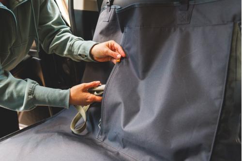 Cubre asiento funda protectora de coche para perros Ruffwear DIRTBAG™. Imagen 4