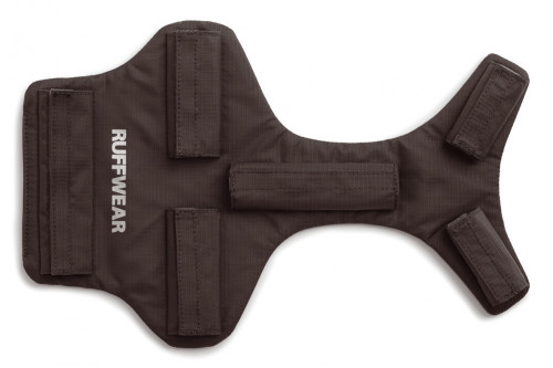 El protector para arneses Ruffwear BRUSH GUARD™ aporta un acolcahdo extra al arnes del perro. toma 1