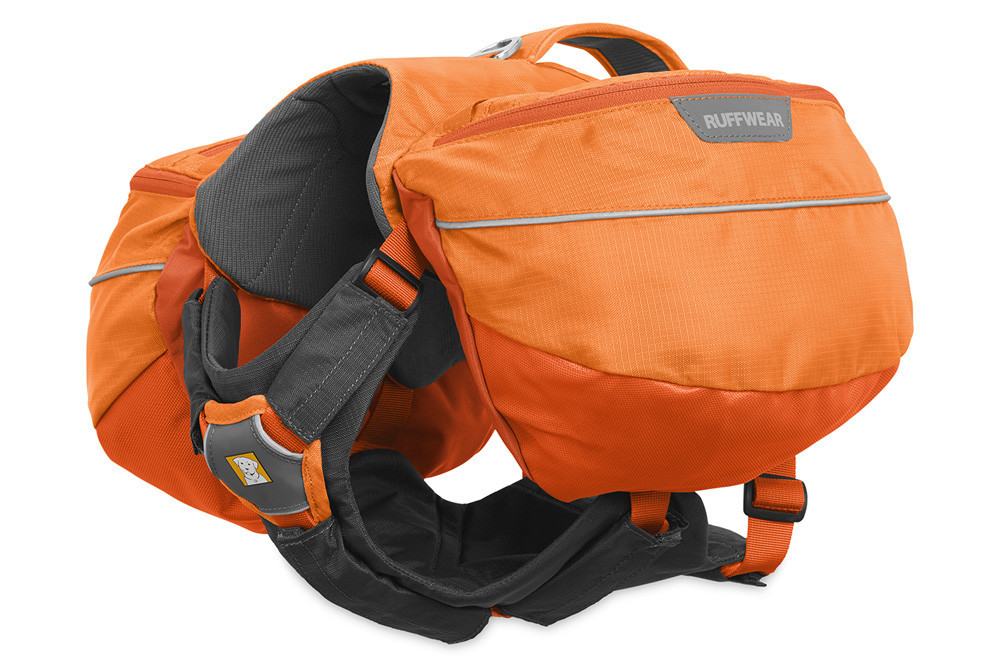 El protector para arneses Ruffwear BRUSH GUARD™ aporta un acolcahdo extra al arnes del perro. toma 3