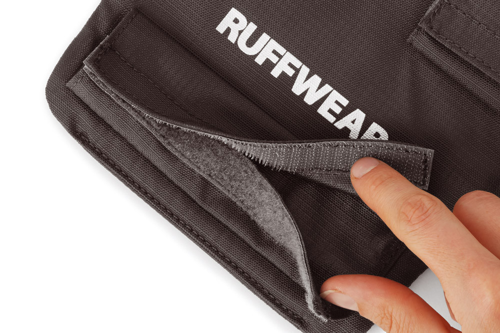 El protector para arneses Ruffwear BRUSH GUARD™ aporta un acolcahdo extra al arnes del perro. toma 4