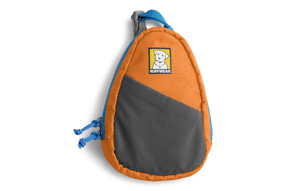 La bolsa para perros Stash Bag™ de Ruffwear es ideal para acoplar en la correa y llevar premios toma 1