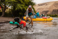 chaleco salvavidas para perros Ruffwear Float Coat™ rojo más flotación y seguridad. rafting, kayak, surfing, paddle. toma 7